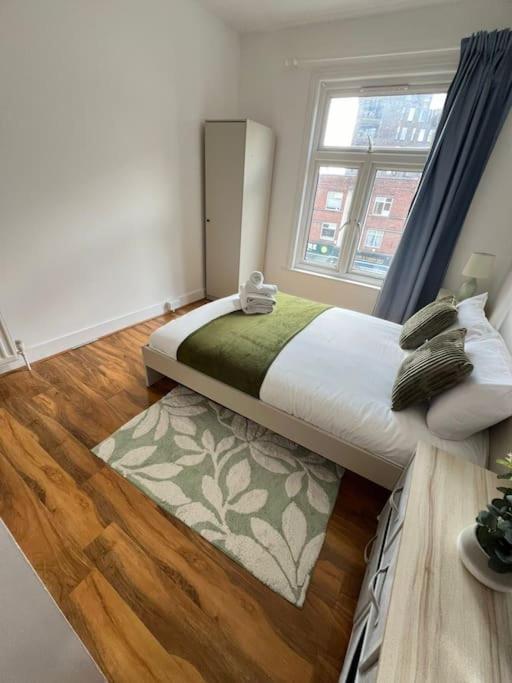 2 Bedroom Apartment Near Station Londres Extérieur photo