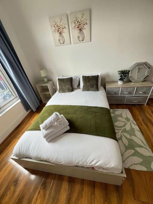 2 Bedroom Apartment Near Station Londres Extérieur photo