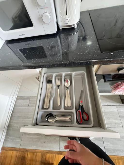 2 Bedroom Apartment Near Station Londres Extérieur photo